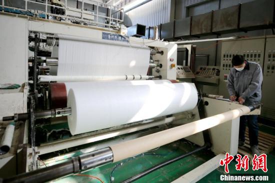 河北熔噴布工廠高效運(yùn)轉(zhuǎn)，日產(chǎn)原料可滿足250萬(wàn)只口罩需求